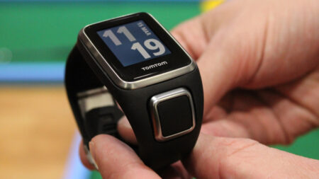 TomTom Golfer 2 wants to raise your golf game from the wrist TomTom Golfer 2 wants to raise your golf game from the wrist