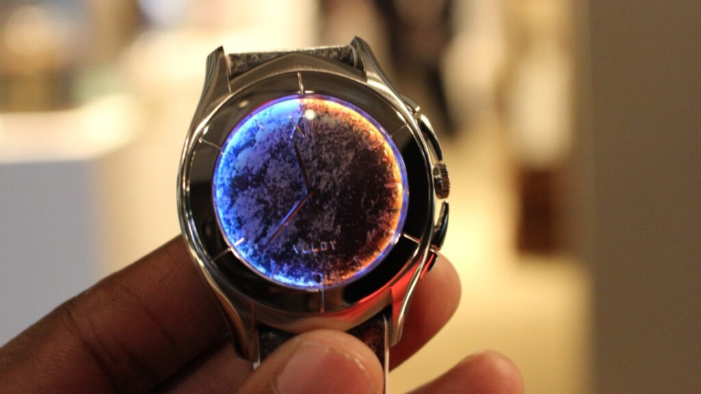 Veldt Luxture smartwatch wants to light up your life