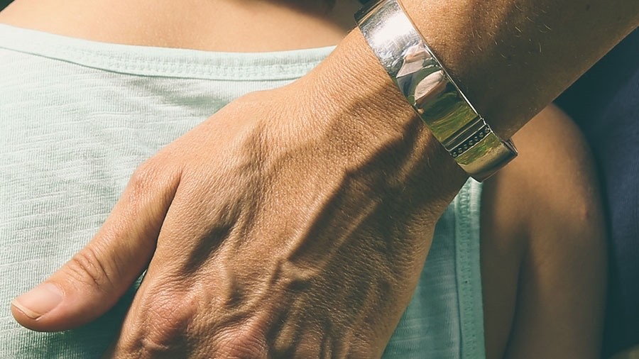 Socialite smart jewellery blends precious metals with safety and fitness features