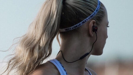 Bluetooth headphones make up half of wearable shipments