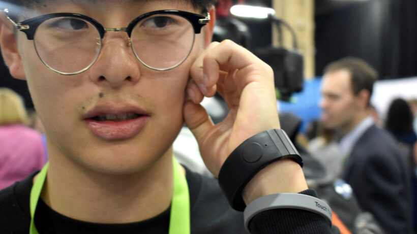 Sgnl, the band that turns your finger into a phone, will ship in March