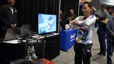 I put on Kaaya Tech’s HoloSuit and taught a robot to dance I put on Kaaya Tech's HoloSuit and taught a robot to dance