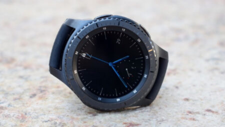 Charged Up: The Galaxy Watch feels underwhelming next to the Apple Watch Charged Up: The Galaxy Watch feels underwhelming next to the Apple Watch