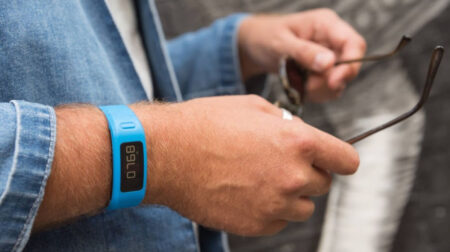 Garmin struggles against Fitbit in a battle of the fitness bands Garmin struggles against Fitbit in a battle of the fitness bands