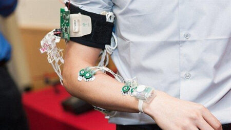 Muscle monitoring armband turns sign language into text Muscle monitoring armband turns sign language into text