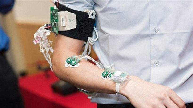 Muscle monitoring armband turns sign language into text