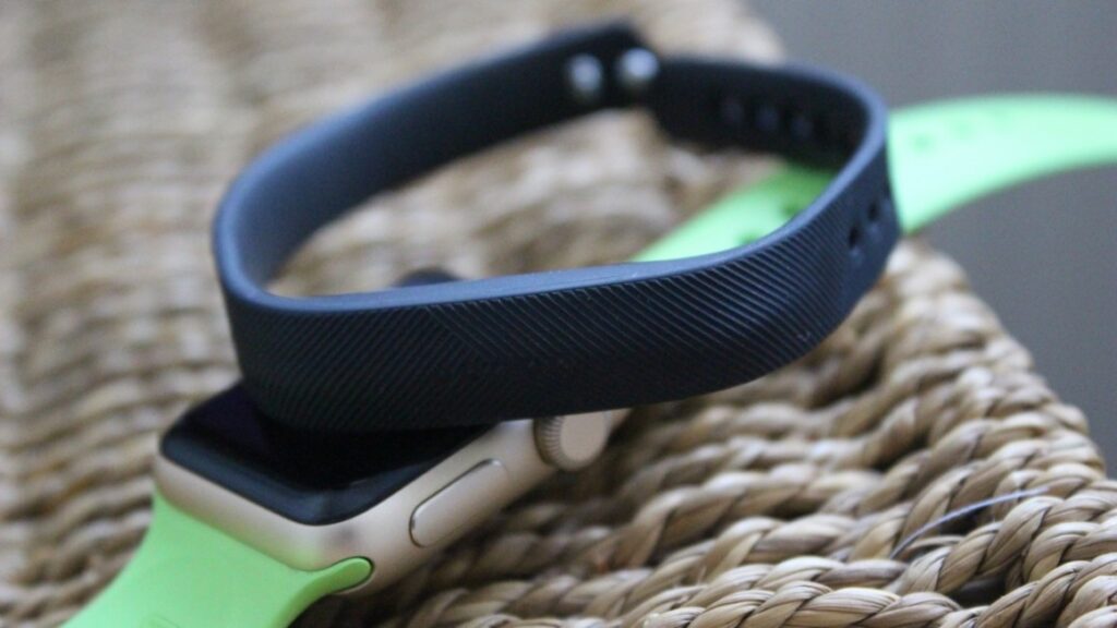 Swimming with Apple Watch Series 2 and Fitbit Flex 2