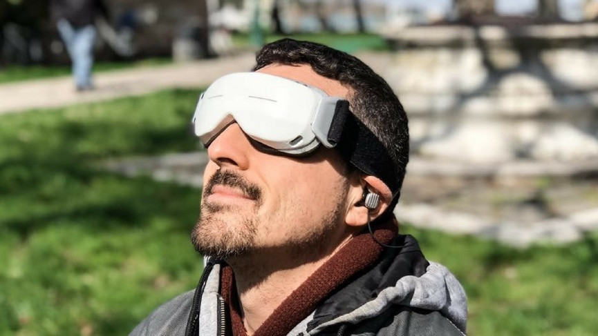 GuruGo uses light and sound to train your brain into reaching more productive states