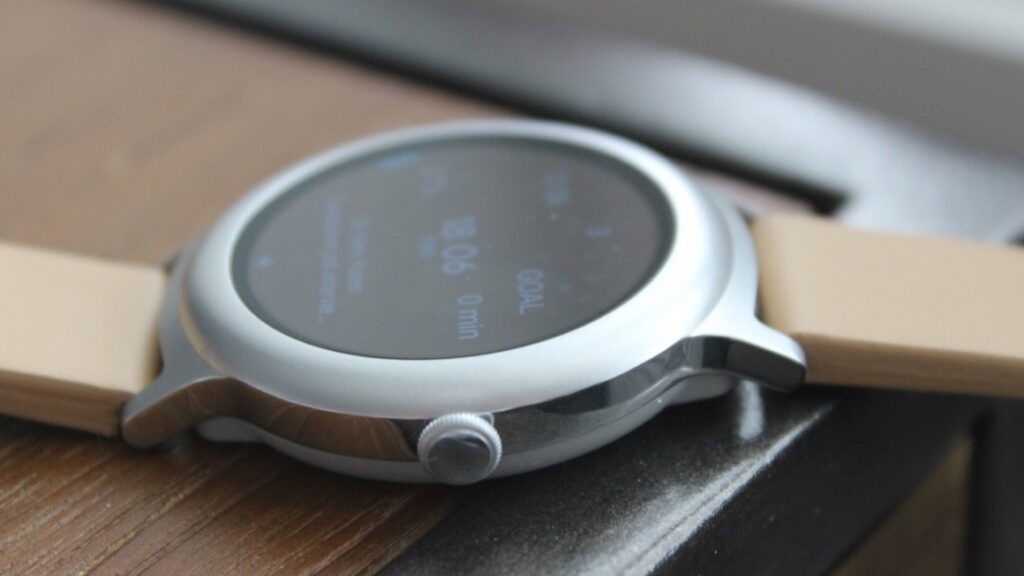 lg-watch-style-lying-1486558563-yjcf-1486682636-NjDE-full-width-inline
