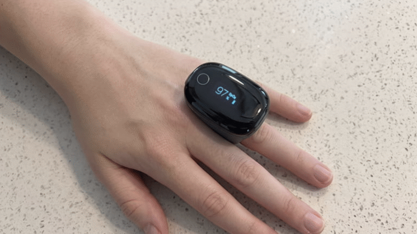 Wellue O2Ring-S Oxygen Monitor on a finger
